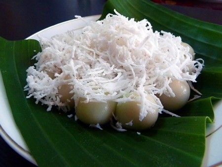 Rice Balls (Mote Lone Yay Paw) Mote Lone Yay Paw is a traditional sweet rice balls. The name says food that float on water, in Myanmar language. It is usually stuffed with palm sugar. Burmese Desserts, Myanmar Thingyan, Thingyan Festival, Sweet Rice Balls, Burmese Cuisine, Burmese Recipes, Myanmar Food, Burmese Food, Myanmar Art