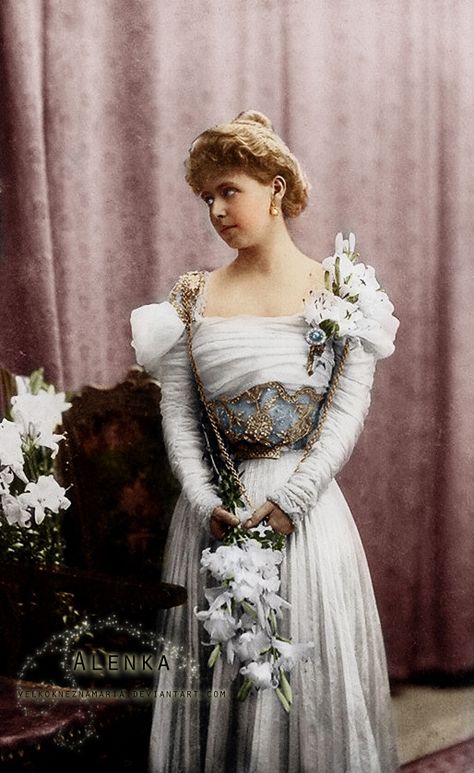 Queen Marie of Romania wears a dress with a pouf of light fabric at the tops of the sleeves, made of gauzy light fabric, and a top bodice sash of similar fabric. She wears a beaded bodice that contrasts with the gauzy material Marie Of Romania, Romanian Royal Family, Queen Victoria Family, Postcards Collection, British Royal Families, European Royalty, British Monarchy, Royal House, Prince Albert