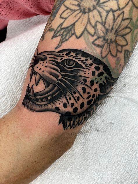 #tattoo #tattooideas #tattooart #tattoodesign #michigan #bodyarttattoos #blackandgray #traditionaltattoos #cheetah Cheetah Tattoo, Jaguar Tattoo, Chain Tattoo, Leopard Tattoos, Inspiration Tattoos, Tattoo Videos, Home Tattoo, Old School Tattoo, Odessa