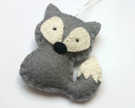 Wildlife ornaments Felt wolf as party favor home decoration Felt Wolf, Wolf Ornament, Christmas Woodland, Fox Ornaments, Felt Sewing, Felt Fox, Felt Craft, Felt Projects, Woodland Decor