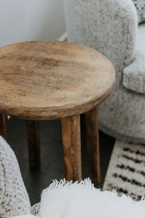 Bar Stool Hack, Easy Diy Side Table, Stool Nightstand, Diy Bar Stool, Side Table Diy, Diy Bar Stools, Round Swivel Chair, Small Round Side Table, Round Wood Side Table