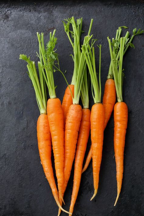 Organic carrots on black background High Carbs List, Healthy Carbs List, Wheat Substitute, Benefits Of Carrots, Carbs List, Health Benefits Of Carrots, Healthy Vision, Whole Grain Cereals, Healthy Superfoods