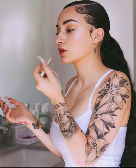 Arm Quote Tattoos, Shoulder Sleeve Tattoos, Woman With Tattoos, Girl Shoulder Tattoos, Bhad Bhabie, Quote Tattoos Girls, Red Ink Tattoos, Pretty Tattoos For Women, Dope Tattoos For Women