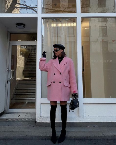 London March Outfit, Pink Jacket Outfit, Styling Boots, Fashion Illustration Poses, October Fashion, Ootd Women, Model Lifestyle, Paris Outfits, Pink Coat