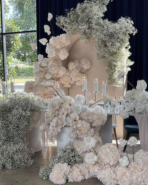 Restaurant Video, White Wedding Decorations, White Floral Arrangements, Dream Beach Wedding, Dream Wedding Decorations, Wedding Planning Decor, Wedding Design Decoration, Wedding Set Up, Wedding Stylist