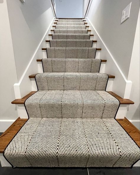 Stairs Remodel, Stairway Carpet, Foyer Rugs, Trail Ideas, Basement Staircase, Stairs Runner, Foyer Stairs, Carpet Staircase, Sell House