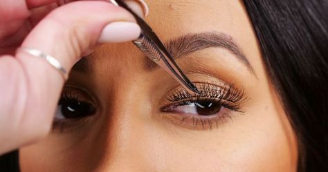 Puffy Eyes Makeup, Puffy Eyelids, Tips For Hooded Eyes, Ballroom Makeup, Lash Tricks, Applying False Lashes, Deep Set Eyes, Beginners Eye Makeup, Dos And Don'ts