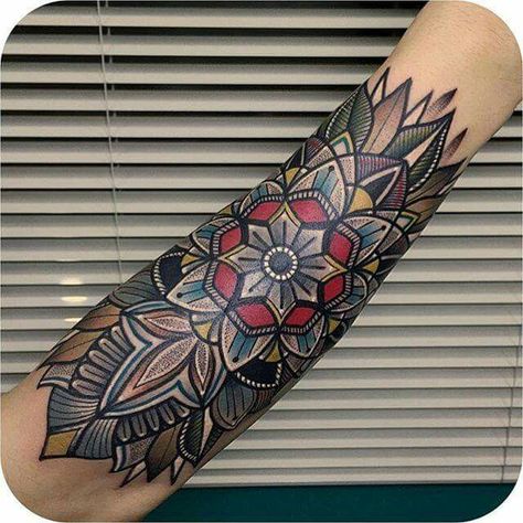 Mandala Tattoo Mann, Mandala Tattoo Men, Circle Tattoos, Tattoo Magazine, Traditional Tattoo Sleeve, Trendy Tattoos, Mandala Tattoo, Old School Tattoo, Forearm Tattoos