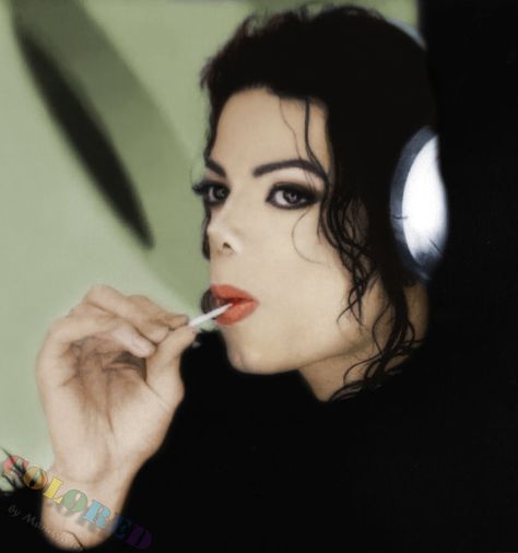 Meu deus cara olha isso q fofo chupando pirulito 😍😍 Michael Jackson Black And White, Michael Jackson Scream, Michael Jackson Black, Michael Jackson Neverland, Hee Man, Joseph Jackson, Michael Jackson Pics, King Of Pop, King Of Music