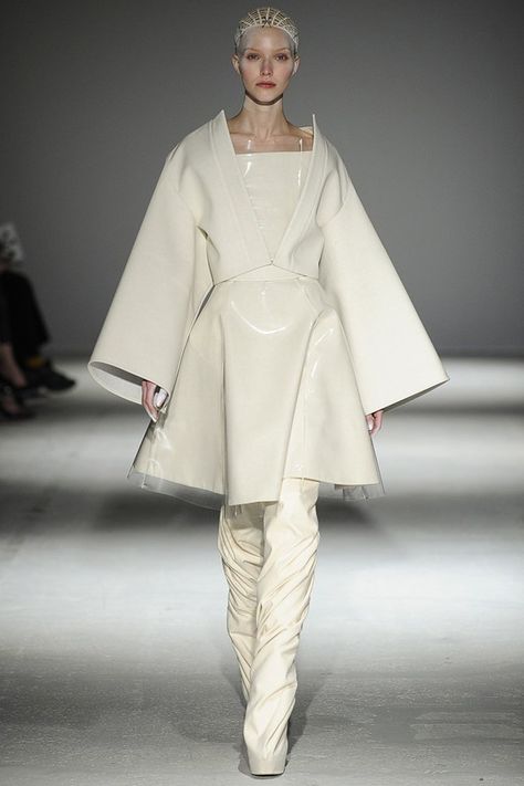 Gareth Pugh A/W 2014-15 RTW #PFW #PFW14 Sci Fi Fashion, Gareth Pugh, Moda Paris, Futuristic Fashion, Future Fashion, 2014 Fashion, Fall 2014, Fashion Sketches, Edgy Fashion