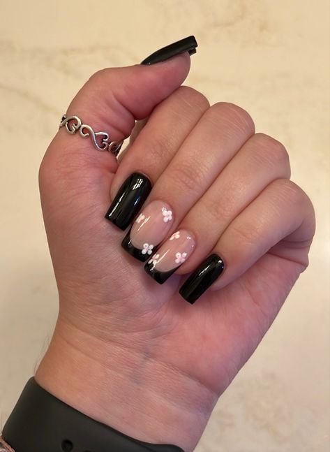 Black French Tip With Pink Flowers, Black French Tip With Butterfly, Black Nail Designs With Flowers, Prom Nail Ideas Black, Short Square Black French Tip Nails Designs, Black French Tip With Flowers, Black Nails With Flower Design, Black French Tips Nails, Black Nails With Flowers