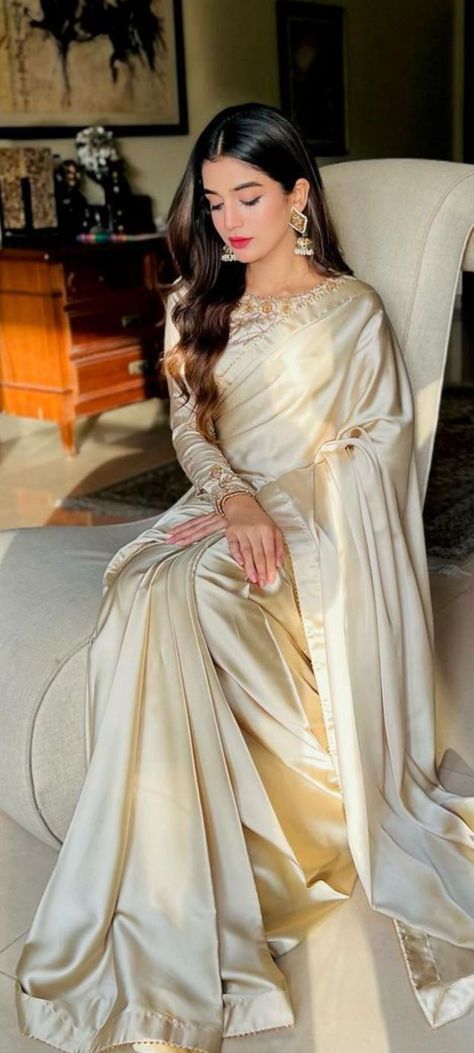 Laiba Khan Pakistani Actress, Elegant Saree For Farewell, Hijab Saree, Saree With Hijab, Laiba Khan, Farewell Saree, Farewell Sarees, Eid Looks, Engagement Saree