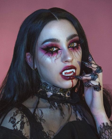 Dani Mara on Instagram: “Had to bring back this TVD inspired vampire look 🦇 🩸 • Details: @morphebrushes white concealer @anastasiabeverlyhills eye primer, brow…” Vampyr Smink, Vampire Costume Women, Vampire Makeup Ideas, Vampire Makeup Looks, Vampire Makeup Halloween, Makeup Ideas For Halloween, Vampy Makeup, Halloweenský Makeup, Kostuum Halloween