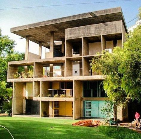 The Shodhan House in Ahmedabad, India, designed by Le Corbusier in 1956 Corbusier Architecture, Le Corbusier Architecture, Villa Savoye, Best Modern House Design, Brutalist Architecture, Brutalism, House Entrance, Architecture Fashion, Chandigarh