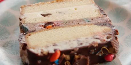 The Pioneer Woman's Ice Cream Layer Cake Layered Ice Cream Cake, Ice Cream Sauce, Easy Ice Cream Cake, Ice Cream Cake Recipe, Easy Ice Cream, Food Network Canada, Chocolate Chip Ice Cream, Ree Drummond, Cream Desserts