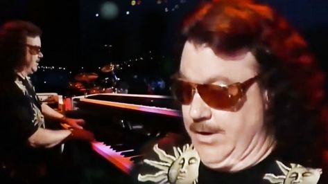 Watch Billy Powell Set The Keys On FIRE With Masterful Piano Solo Billy Powell, Ronnie Van Zant, Lynyrd Skynyrd, Southern Rock, Piano, Mens Sunglasses