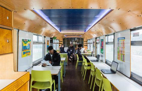 The Five Keys Mobile Classroom by Designing Justice + Designing Spaces repurposed a public bus in Oakland as a mobile schoolhouse installed with a classroom, books, and computers with Wi-Fi access. #dwell #blackdesigners #blackownedbusinesses #blackarchitects Mobile Classroom, Black Designers, Converted Bus, Bus Art, School Site, Mobile Office, Conference Design, Mobile Art, Status Quo