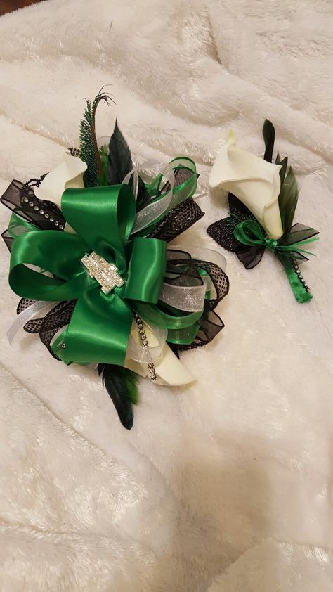 Homecoming Corsage For Green Dress, Emerald Green Wrist Corsage Prom, Green Prom Corsage, Emerald Green And Black Corsage, Emerald Green And Silver Corsage, White Prom Corsage, Green Boquet Prom, Hoco Flowers, Prom Flowers Bouquet