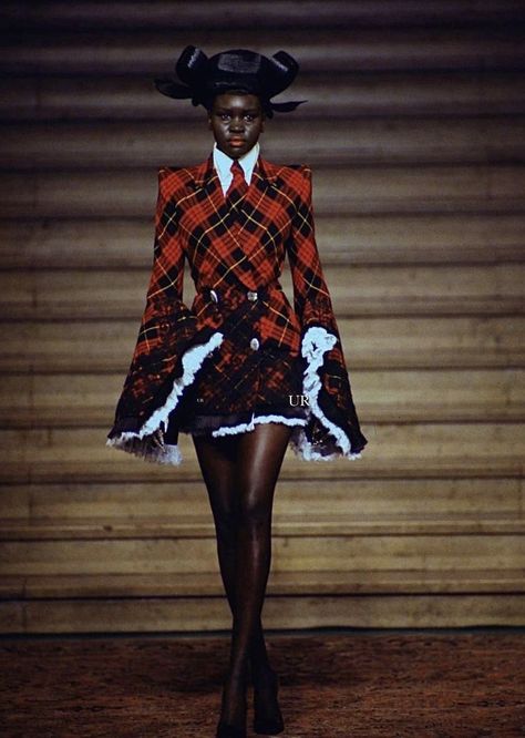 Givenchy 1997, Vivienne Westwood Fashion, Alek Wek, Runway Fashion Couture, Runway Outfits, Naomi Campbell, Mode Inspo, Character Outfits, Kilt