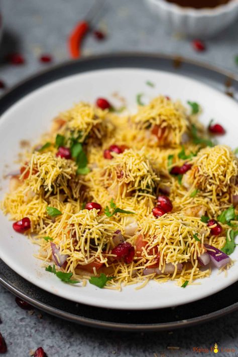 A popular Mumbai street food, Sev Puri is a sweet, spicy and tangy chaat. This no-cook chaat recipe is a favorite snack to enjoy with your evening tea! #sevpuri #sevbatatapuri #indianchaat #streetfood | pipingpotcurry.com Aloo Chaat Recipe, Easy Indian Appetizers, Sev Puri, Holi Recipes, Pizza Cupcakes, Mumbai Street, Samosa Chaat, Mumbai Street Food, Puri Recipes