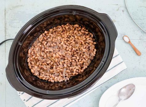 Cooking black-eyed peas in a slow cooker Pan Fried Cabbage, Black Eyed Peas Recipe Crock Pot, Cooking Black Eyed Peas, Kitchen Southern, Black Eyed Peas Recipe, Peas Recipe, Fried Cabbage, Kitchen Black, Pea Recipes