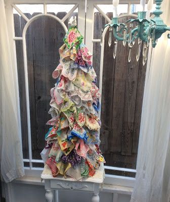 Chicken Wire Christmas Tree, Chicken Christmas Tree, Wire Christmas Tree, Vintage Handkerchiefs Crafts, Chicken Wire Crafts, Handkerchief Crafts, Chicken Christmas, Vintage Christmas Crafts, Vintage Hankies