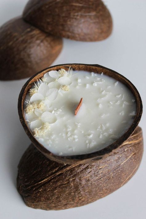 Diy Candles Video, Coconut Shell Candle, Handmade Candles Diy, Homemade Scented Candles, Soya Mumu, Candle Projects, Candle Crafts Diy, Diy Kosmetik, Shell Candles