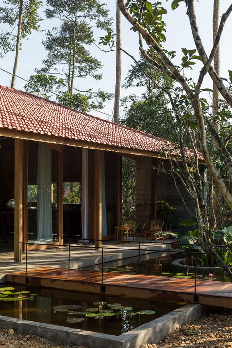 Tropical Houses Architecture, Tropical House Design, Comfort Place, Tropical Architecture, Kerala Houses, Weekend House, Tropical House, Timber House, Village House Design