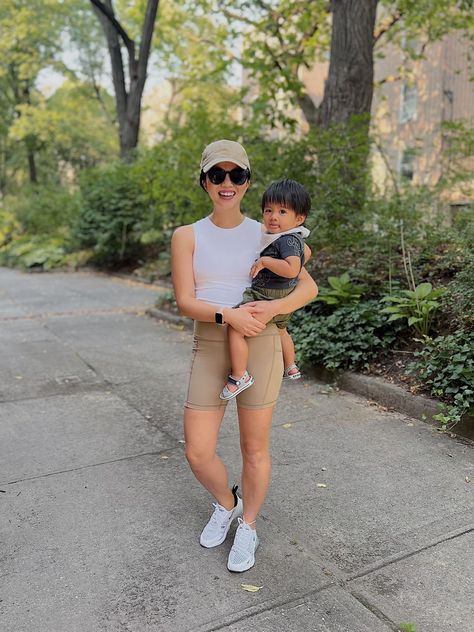 This workout outfit is made up of Amazon finds! Wearing a beige baseball cap, white tank with built-in bra, high waisted beige biker shorts and white Nike AirMax sneakers. Neutral Athleisure, Beige Baseball Cap, Bike Shorts Outfit, Athleisure Outfit, Top Fashion Bloggers, Beige Shorts, Cap White, White Sports Bra, Athleisure Outfits