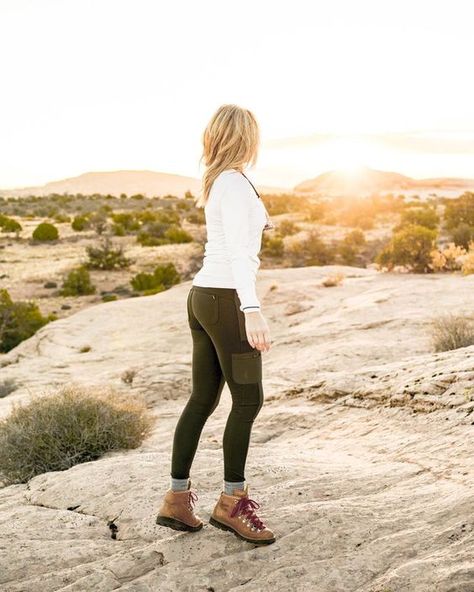 27 Awesome Women Hiking Outfits That Are in Style  #Outfits Fall Hiking Clothes, Hiking Outfits Fall, Wander Outfits, Wander Outfit, Trekking Outfit Women, Hiking Fall, Fall Hiking Outfits, Trekking Outfit, Climbing Outfit Woman