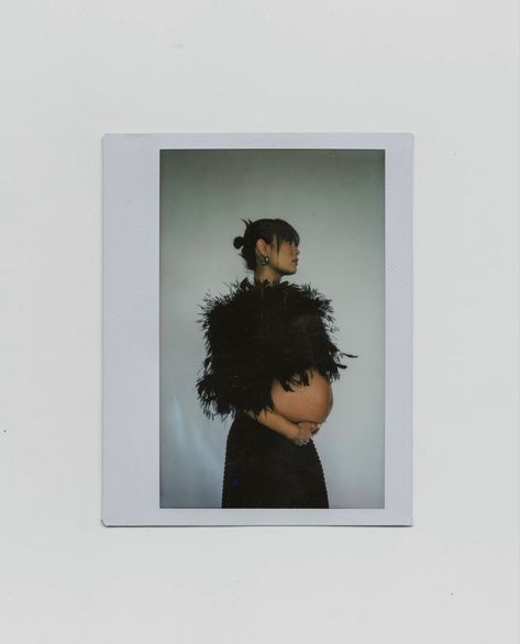 Pregnant Polaroid Photo, Pregnant Editorial, Editorial Maternity Shoot, Baby Bump Photoshoot, Baby Bump Pictures, Pregnancy Belly Photos, Modern Maternity, Maternity Photoshoot Outfits, Maternity Studio