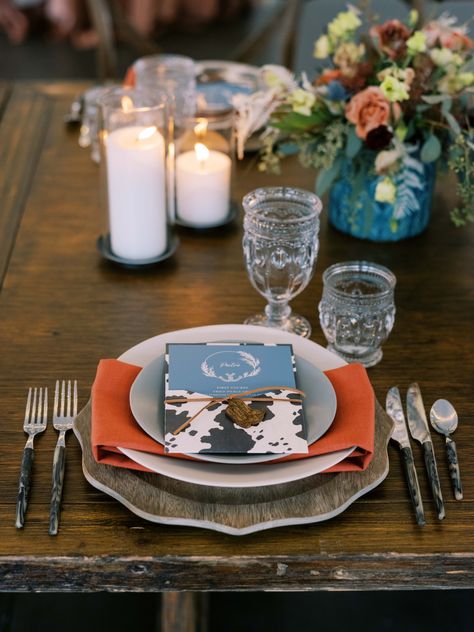 Summerfield Farms helps brides achieve their dream look - these western chic dinner place settings will have your guests bursting with excitement Western Wedding Place Settings, Western Chic Party Decor, Cowboy Tablescape, Upscale Western Party, Cowboy Dinner Party, Elegant Western Theme Party, Western Dinner Party, Western Tablescape, Western Table Setting