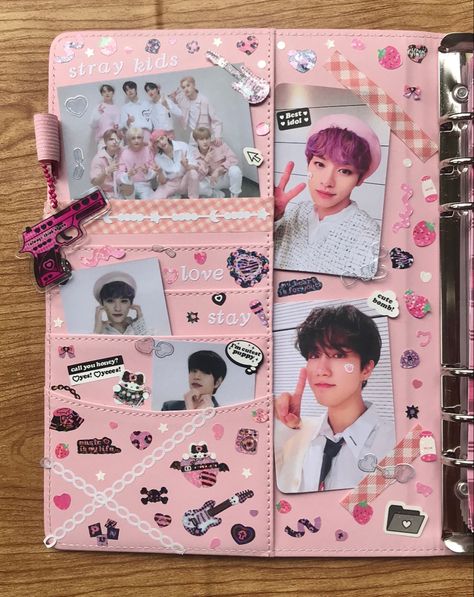 #kpop #macaronbinder #pink #skz #photocardbinder #design #deco #diy Kpop Photocard Binder Ideas, Kpop Binder Ideas, Macaron Binder Deco, Kyu Sugardust, Kpop Binder Deco, Skz Crafts, Macaron Binder, Kpop Scrapbook, Pc Binder