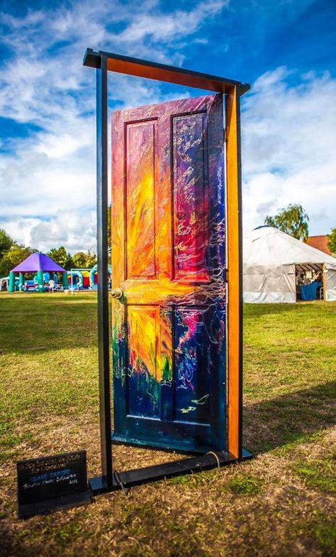 Art On Doors Paint, Doors Painting Art, Fun Door Painting Ideas, Unique Interior Door Painting Ideas, Painted Door Ideas Aesthetic, Door Design Painting Ideas, Painting Door Ideas, Front Door Mural, Painting Doors Creative