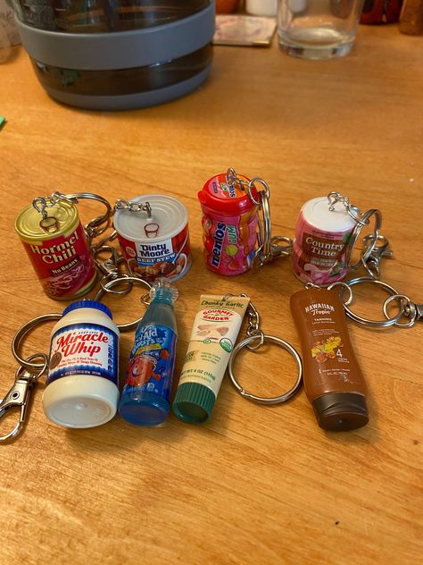 Keychains featuring a variety of miniature foods, drinks, and other products! Can be made with or without a lobster clasp added to the key ring. Keychain Fun, Mini Brand Crafts, Cool Keyrings, Arsthetic Keychains, Clutter Keychain, Keychains, Cluttered Keychain, Mini Vhs Keychain, Video Game Magazines