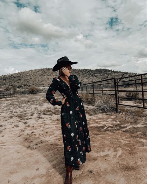 Western Chic Outfits Dressy, Cowgirl Boots Outfit Dresses, Cowgirl Boots Outfit Winter, Country Aesthetic Outfit, Cowboy Boots Outfit Winter, Western Chic Outfits, Cowgirl Boots Outfit, Dresses With Cowboy Boots, Winter Boots Outfits