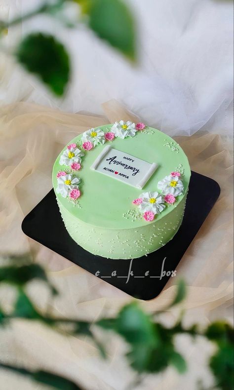 Simple Unique Cake Design, Lunch Box Cake Design, Bouquet Cake Ideas, Small Cakes Ideas, Small Cake Designs, Minimalist Cake Design, Hart Cake, Bento Cake Design, Soccer Birthday Cakes