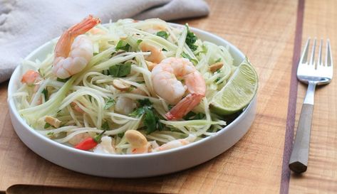 Gai Du Du- Vietnamese Green Papaya Salad with Shrimp Papaya Salad Recipe, Salad Names, Vietnamese Shrimp, Salad With Shrimp, Holiday Recipies, Papaya Recipes, Vietnamese Dishes, Green Papaya Salad, Resep Salad