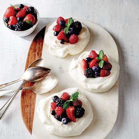 MERINGUE NESTS WITH BERRIES Meringue Nests, Desserts To Bake, Meringue Recipes, Australian Desserts, Clay Charm Ideas, Mini Pavlova, Meringue Desserts, Jordan Room Ideas, Elegant Entertaining