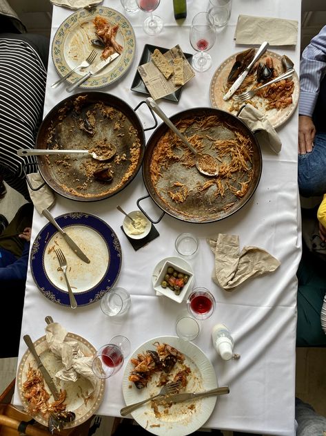 Making Dinner Aesthetic, Lunch Photography, Beach Dinner Parties, Dinner Aesthetic, Eating Schedule, Romesco Sauce, Making Dinner, Beach Dinner, Family Lunch