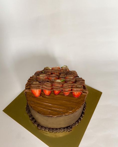 #strawberry #nutella #chocolatecakerecipe #cakedesigner #nutellacake #designideas #cakedecoratingideas #birthdaycakeideas Strawberry Nutella Cake, Strawberry Nutella, Nutella Cake, Chocolate Cake Recipe, Vanilla Cake, Nutella, Cake Decorating, Vanilla, Birthday Cake