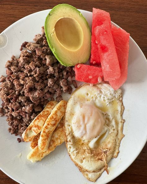 Meal prep dinner idea. Ground beef, halloumi cheese, avocado, egg, watermelon #nutrientdense #wholefoods #animalbased #dinneridea Meal Prep Omelette, Animal Diet Meals, Animal Based Meals, All Meat Diet, Meal Prep Ground Beef, Wholefoods Diet, Ground Beef Eggs, Ground Beef Meals, Omnivore Diet