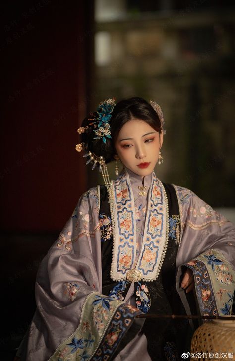 Hanfu Gallery, Traditional Vietnamese Clothing, Asian Traditional Clothes, Chinese Fancy Dress, Dynasty Clothing, Vietnamese Clothing, Hanfu Hairstyles, Chinese Traditional Costume, Medieval Woman