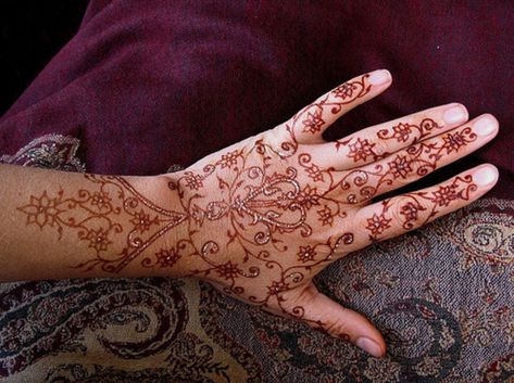 Persian Henna, Henna Design Hand, Back Henna, Persian Tattoo, Henna Inspired Tattoos, Modern Henna, Party Tattoos, Henna Tattoo Hand, Pretty Henna Designs