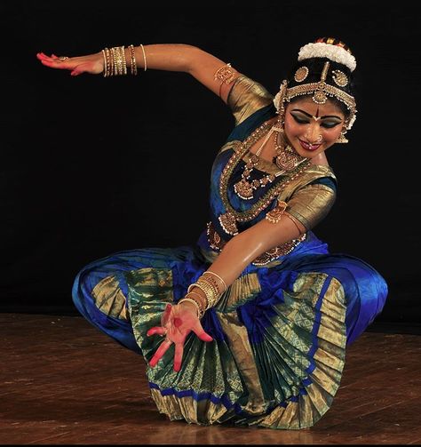 Blue Bharatanatyam Costume, Green Bharatanatyam Costume, Arangetram Costumes, Bharatnatyam Costume, Bharatnatyam Dress, Bharatanatyam Costumes, Bharatnatyam Poses, Indian Dance Costumes, Bharatanatyam Costume