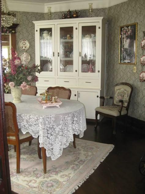 Traditional Shabby Chic Dining Room, Shabby Chic Dining, Cottage Aesthetic, Shabby Chic Interiors, Casa Vintage, Cottage Interiors, Shabby Chic Kitchen, Chic Kitchen, Chic Bedroom