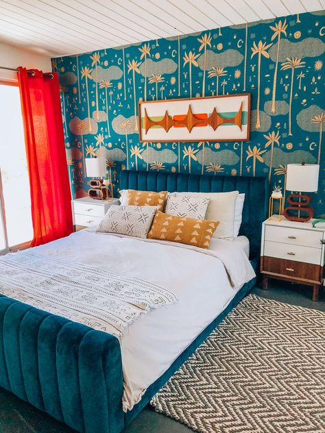 Dwell - Immerse Yourself in Bright Color at This Midcentury Rental in Palm Springs Boho Style Room, Next Bedroom, Mid Century Bedroom, Desert House, Mid Century Modern Bedroom, Bedroom Accent, Accent Wall Bedroom, Wallpaper Accent Wall, Desert Homes