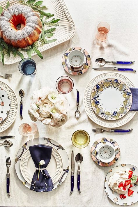 this is how to set your table like the French, and these tricks are just so easy to use at home! French Table Setting, Emily Post, Table Manners, Tablescape Inspiration, Bohemian House, French Table, Food Pics, Hosting Guests, Pretty Plates