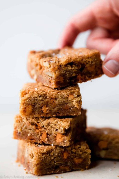 Salted Butterscotch Blondies - Sally's Baking Addiction Best Blondies Recipe, Butterscotch Blondies, Pumpkin Oatmeal Cookies, Sally's Baking, Small Cakes, Blondies Recipe, Slow Cooker Desserts, Baking Basics, Baked Treats