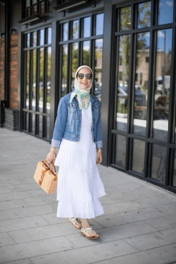 20 Ways To Wear Hijab With Denim Jackets For A Chic Look Denim Jacket Outfit Hijab, Ootd Jaket Jeans, Ways To Wear Hijab, Ootd Jaket, White Denim Jacket Outfit, Denim Jacket Outfit Women, Cropped Denim Jacket Outfit, Cropped Jacket Outfit, White Denim Outfit